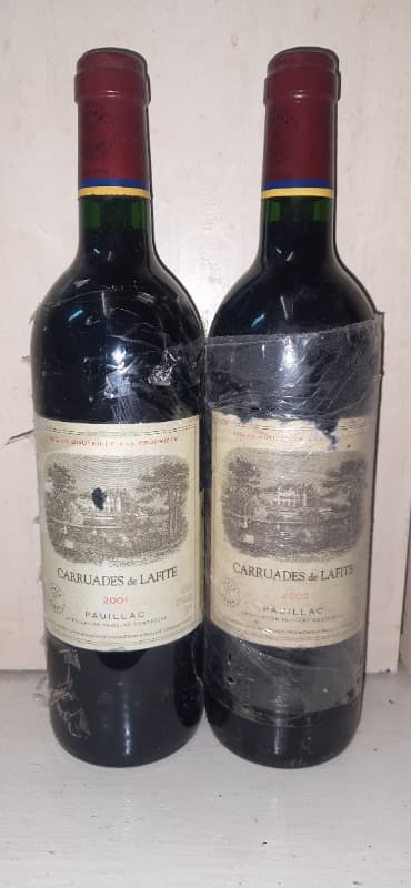 2 x Carruades de lafite, Pauillac, 1 x 2001, 1 x 2002
