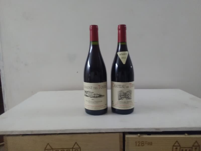 2 x Côtes-du-Rhône / VdP Vaucluse, Domaine / Château des Tours, 2011